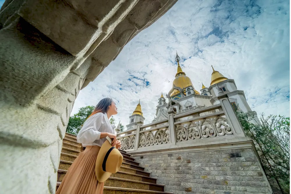 Buu Long Pagoda is a beloved "check-in" spot for many travel and photography enthusiasts